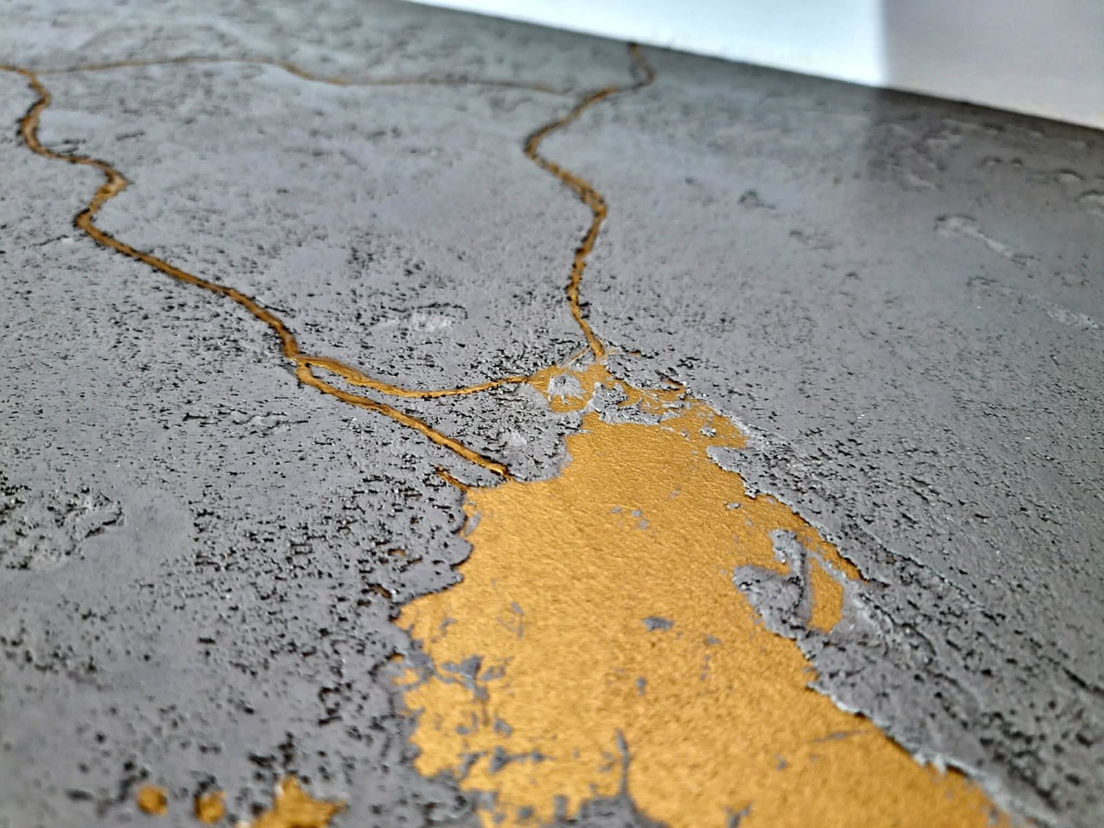 Beton architektoniczny na ścianie TV – loftowy styl Kraków