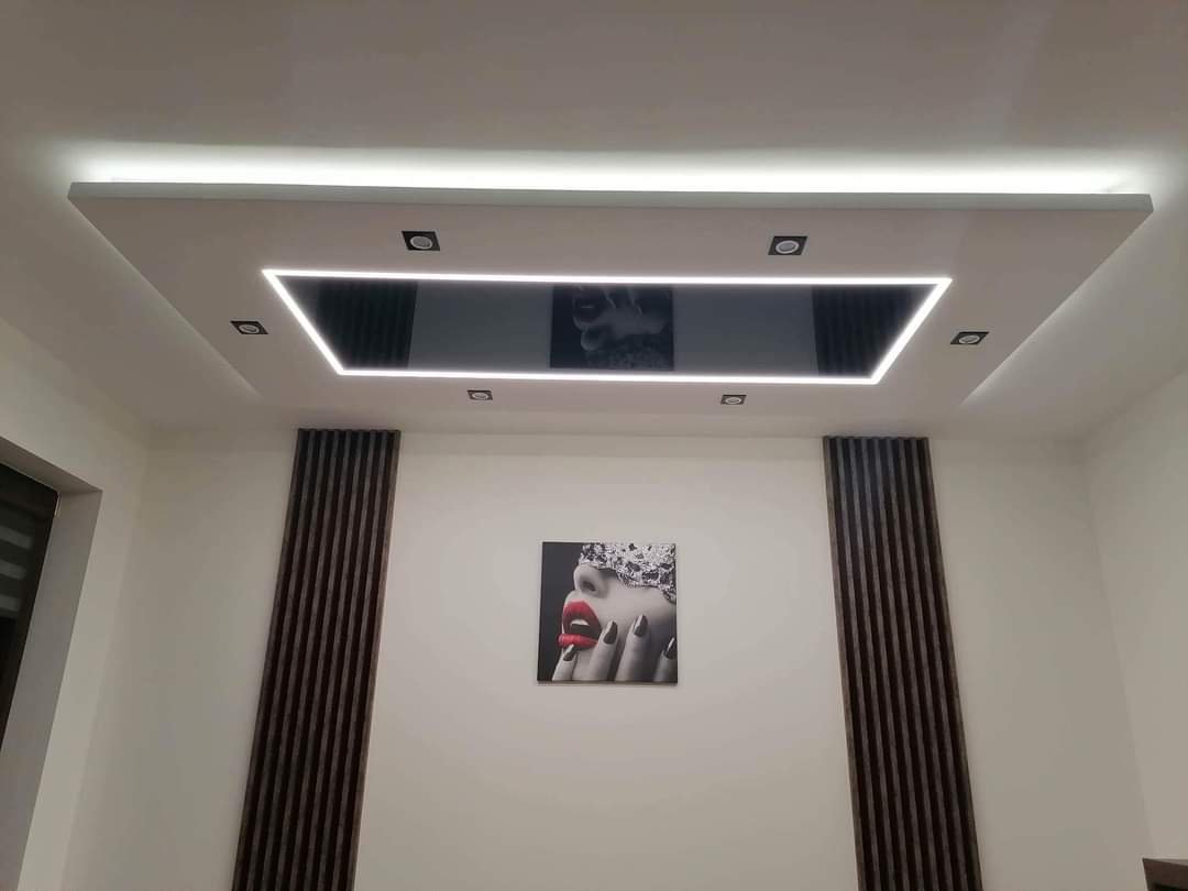 Ekskluzywny napinany sufit i tynki dekoracyjne w Krakowie – czarny połysk w sypialni z podświetleniem.