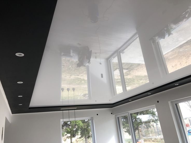 Artystyczny napinany sufit i tynki dekoracyjne w Krakowie – ściana z ozdobnym ornamentem i podświetleniem LED.